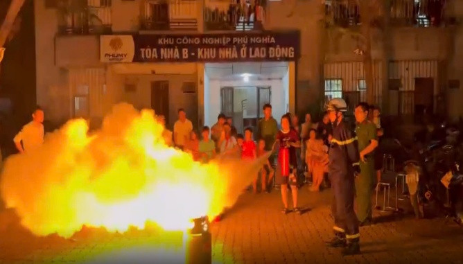 Cảnh sát PCCC và CNCH hướng dẫn người dân sử dụng phương tiện chữa cháy tại chỗ