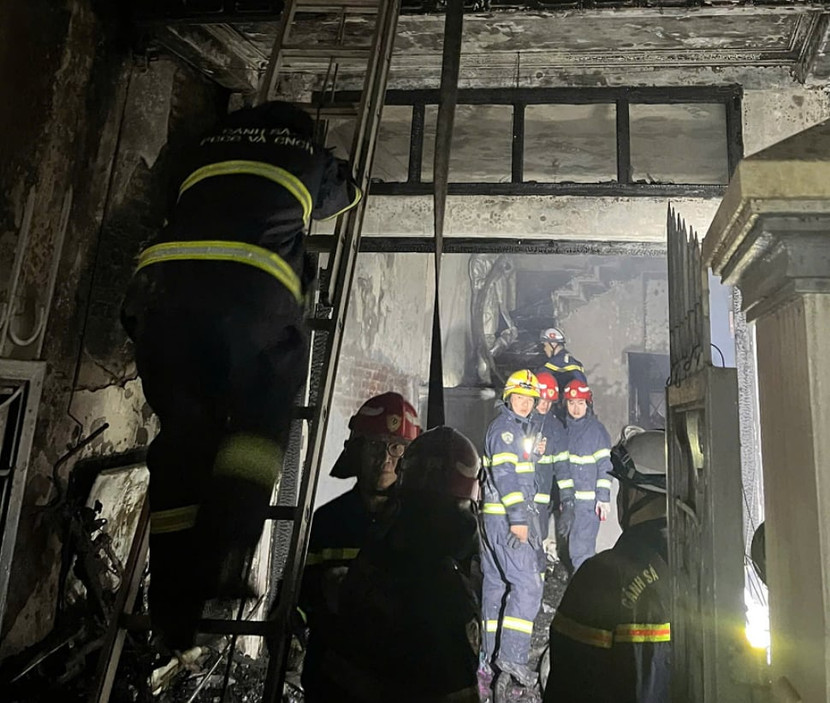 Lực lượng tìm kiếm cứu nạn nhanh chóng tiếp cận cứu người trong đám cháy Lực lượng tìm kiếm cứu nạn nhanh chóng tiếp cận cứu người trong đám cháy