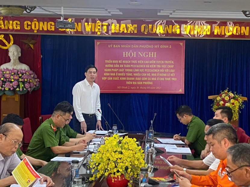 Đại diện lãnh đạo phường Mỹ Đình 2 nêu các nội dung triển khai cao điểm tuyên truyền PCCC...