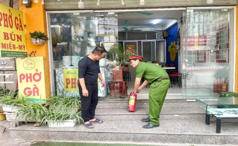 Lực lượng chức năng hướng dẫn kỹ năng sử dụng bình chữa cháy cho thành viên Tổ liên gia