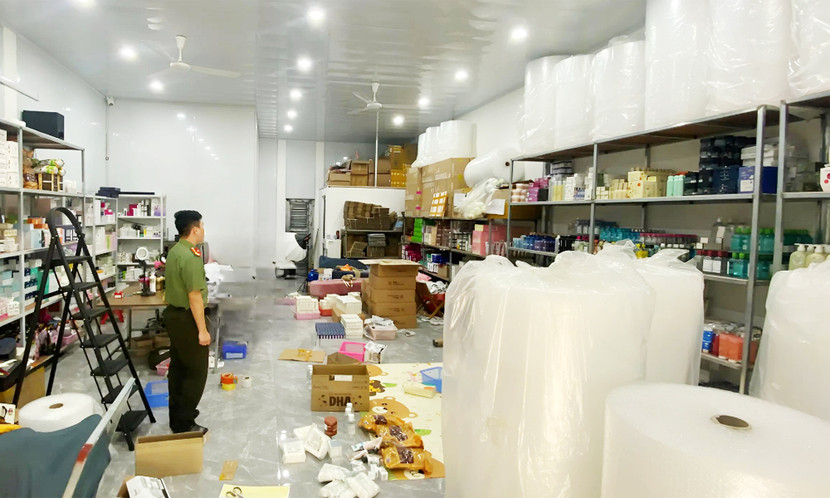 Lực lượng chức năng kiểm tra kho hàng