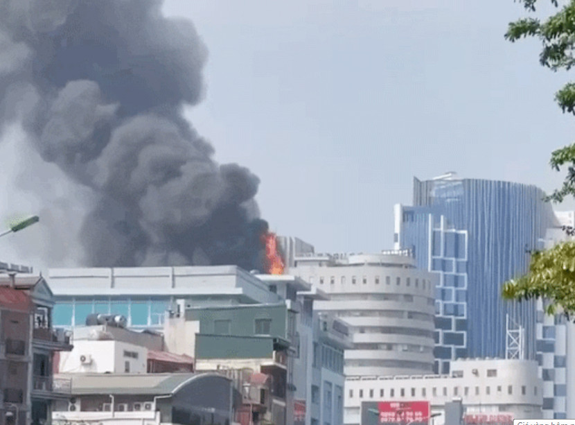 Đám cháy bốc cao theo tầng thượng tòa nhà