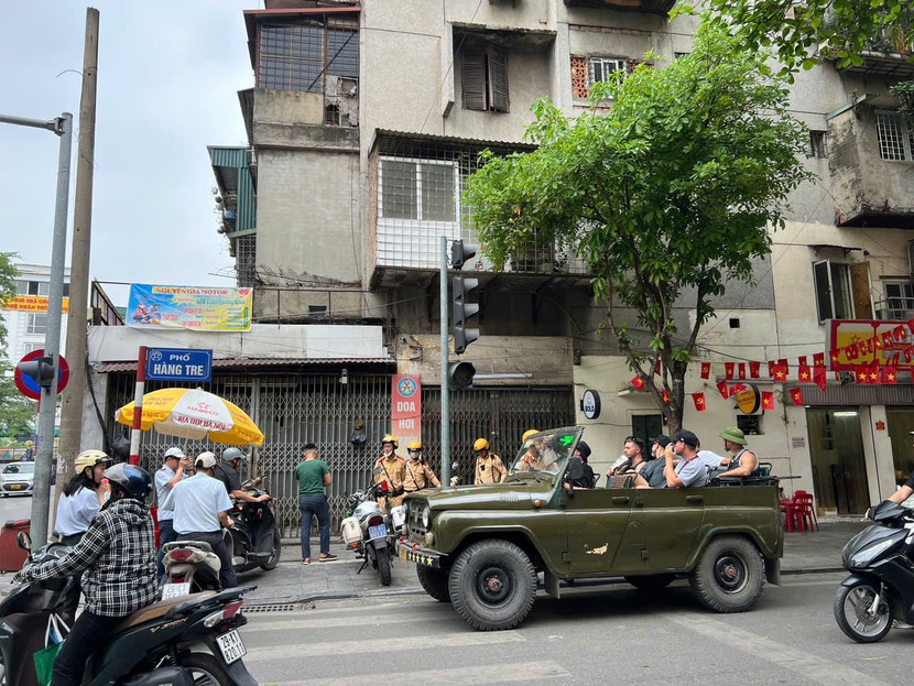 Tổ công tác liên ngành kiểm tra xe U-oát chở khách du lịch trên địa bàn quận Hoàn Kiếm Tổ công tác liên ngành kiểm tra xe U-oát chở khách du lịch trên địa bàn quận Hoàn Kiếm