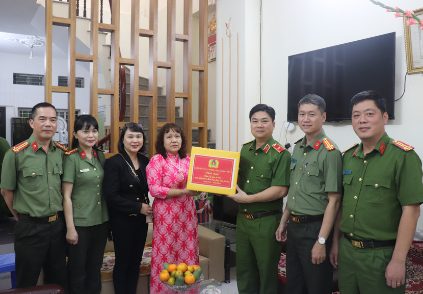 Thiếu tướng Dương Đức Hải, Phó Giám đốc Công an Hà Nội cùng đoàn công tác tặng quà tri ân thân nhân liệt sỹ Nguyễn Định Thiếu tướng Dương Đức Hải, Phó Giám đốc Công an Hà Nội cùng đoàn công tác tặng quà tri ân thân nhân liệt sỹ Nguyễn Định