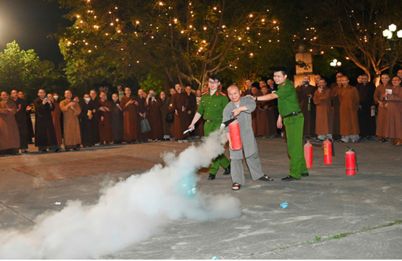 Tổ địa bàn PCCC và CNCH Sóc Sơn, CATP Hà Nội đã phối hợp với Học viện Phật giáo Việt Nam tổ chức tuyên truyền PCCC và CNCH đối với học viên Tổ địa bàn PCCC và CNCH Sóc Sơn, CATP Hà Nội đã phối hợp với Học viện Phật giáo Việt Nam tổ chức tuyên truyền PCCC và CNCH đối với học viên