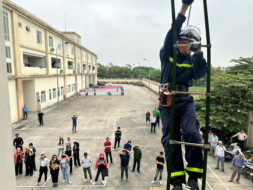 Cảnh sát PCCC và CNCH hướng dẫn học viên sử dụng thang dây thoát nạn từ trên cao Cảnh sát PCCC và CNCH hướng dẫn học viên sử dụng thang dây thoát nạn từ trên cao