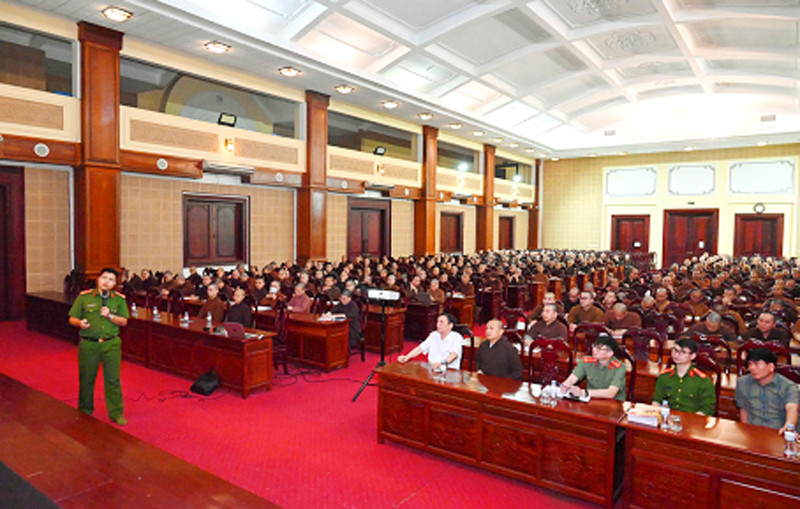 Công an thành phố Hà Nội tổ chức buổi tuyên truyền, huấn luyện kỹ năng PCCC và CNCH cho hơn 500 giáo viên, tăng ni, học viên đang học tập tại Học viện Công an thành phố Hà Nội tổ chức buổi tuyên truyền, huấn luyện kỹ năng PCCC và CNCH cho hơn 500 giáo viên, tăng ni, học viên đang học tập tại Học viện