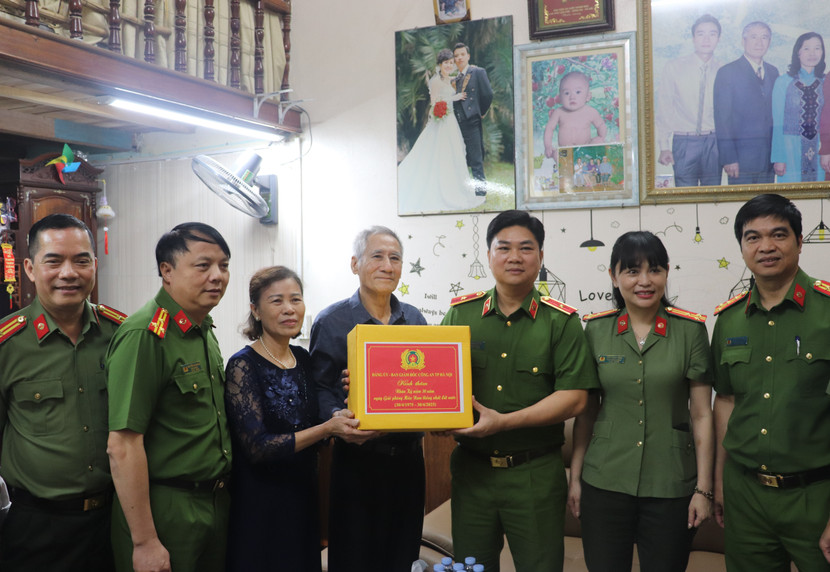 Thiếu tướng Dương Đức Hải, Phó Giám đốc Công an Hà Nội cùng đoàn công tác tặng quà đồng chí Trịnh Đức Thịnh Thiếu tướng Dương Đức Hải, Phó Giám đốc Công an Hà Nội cùng đoàn công tác tặng quà đồng chí Trịnh Đức Thịnh