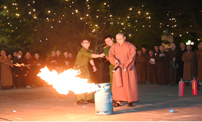 Cảnh sát PCCC và CNCH hướng dẫn học viên sử dụng bình chữa cháy dập tắt đám cháy Cảnh sát PCCC và CNCH hướng dẫn học viên sử dụng bình chữa cháy dập tắt đám cháy