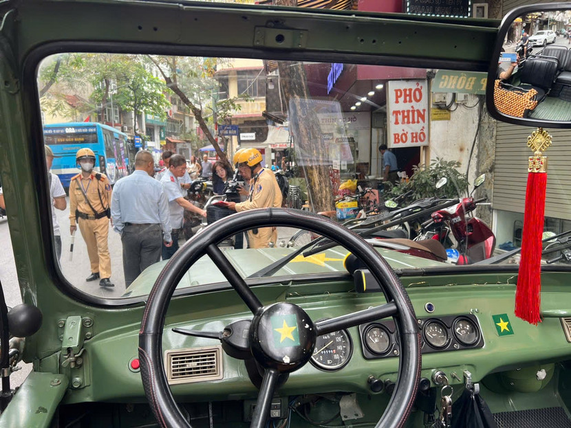 Đội 1- Phòng CSGT - CATP kiểm tra xe điều kiện hoạt động của xe U-oát Đội 1- Phòng CSGT - CATP kiểm tra xe điều kiện hoạt động của xe U-oát