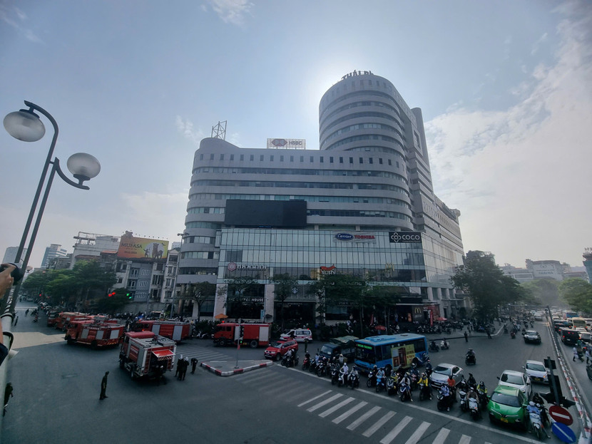 Lực lượng Cảnh sát PCCC và CNCH- Công an Hà Nội triển khai đến hiện trường