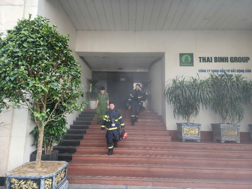 Lực lượng Cảnh sát PCCC và CNCH tiếp cận xử lý tìm kiếm cứu nạn, dập lửa