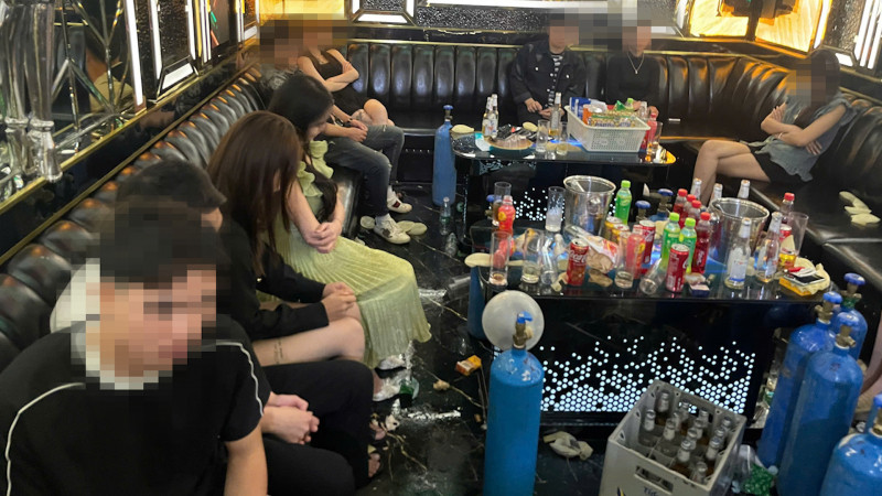 Tổ công tác kiểm tra phát hiện nhóm thanh niên nam, nữ sử dụng " khí cười" tại quán karaoke