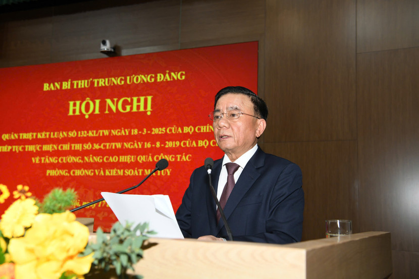 Đồng chí Trần Cẩm Tú, Ủy viên Bộ Chính trị, Thường trực Ban Bí thư ghi nhận kết quả thực hiện Chỉ thị số 36 trong 5 năm qua đã góp phần quan trọng bảo vệ an ninh, trật tự, phục vụ có hiệu quả sự nghiệp xây dựng và bảo vệ Tổ quốc Việt Nam xã hội chủ nghĩa