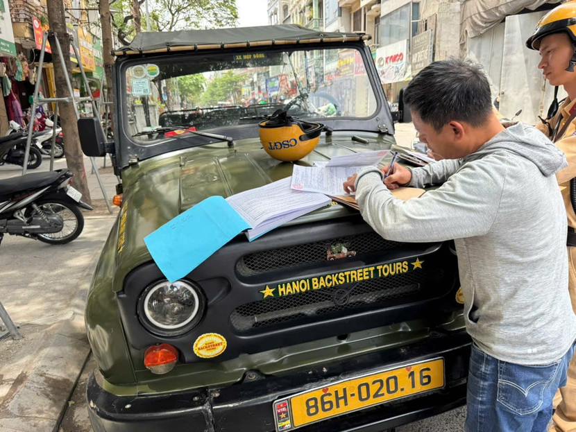 Tổ công tác lập biên bản về việc xe vi phạm dừng đỗ không đúng nơi quy định Tổ công tác lập biên bản về việc xe vi phạm dừng đỗ không đúng nơi quy định