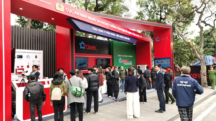 Nơi trải nghiệm thiết bị, tuyên truyền, nhận diện biện pháp phòng chống tội phạm lừa đảo chiếm đoạt tài sản trên không gian mạng của Cục an ninh mạng và phòng chống tội phạm sử dụng công nghệ cao