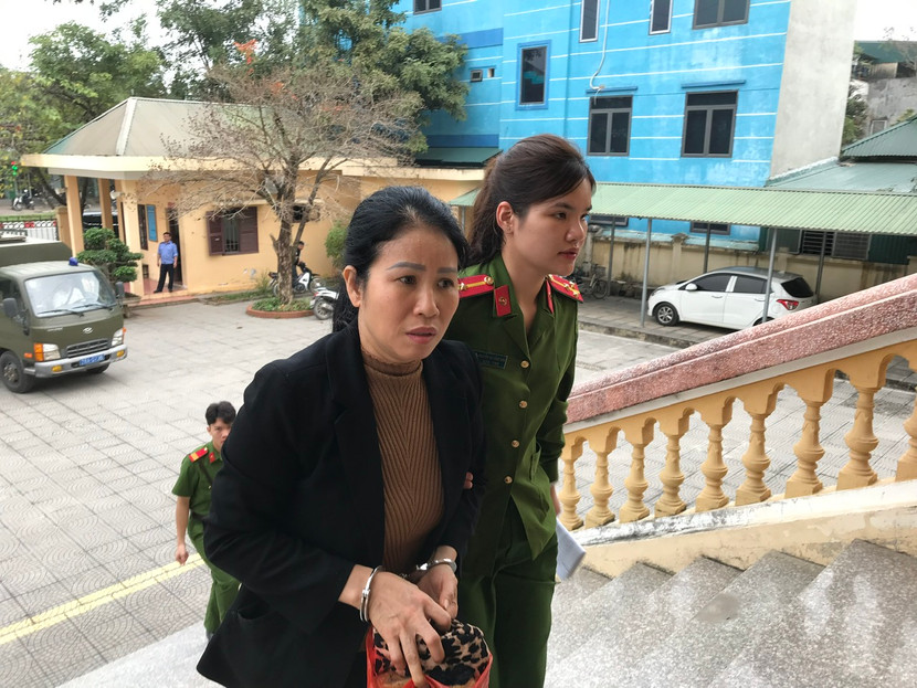 Cơ quan công an dẫn giải đối tượng Vân đến phiên tòa