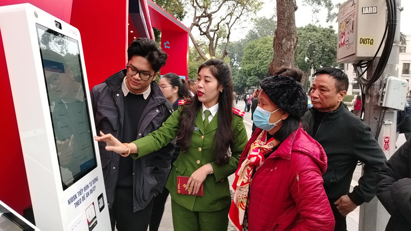 Cán bộ Công an hướng dẫn người dân trải nghiệm tiện ích dịch vụ công trên ứng dụng điện tử