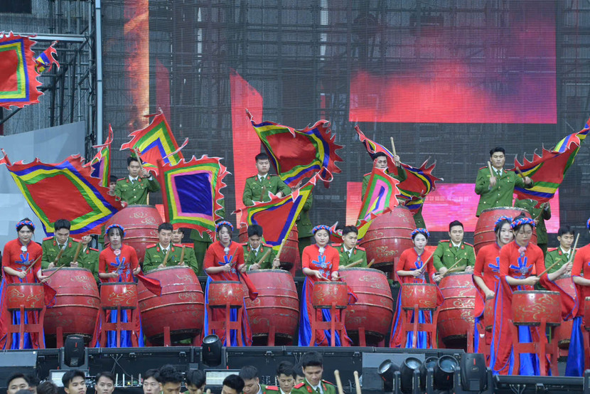 Màn trống hội khai mạc