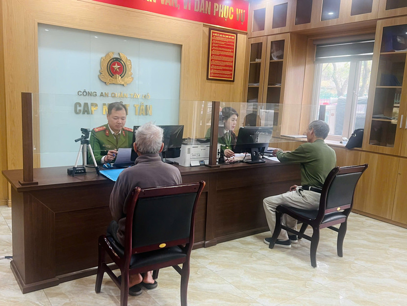 Công tác tiếp nhận, giải quyết thủ tục hành chính tại Công an phường Nhật Tân sáng 3-3 được triển khai tốt Công tác tiếp nhận, giải quyết thủ tục hành chính tại Công an phường Nhật Tân sáng 3-3 được triển khai tốt