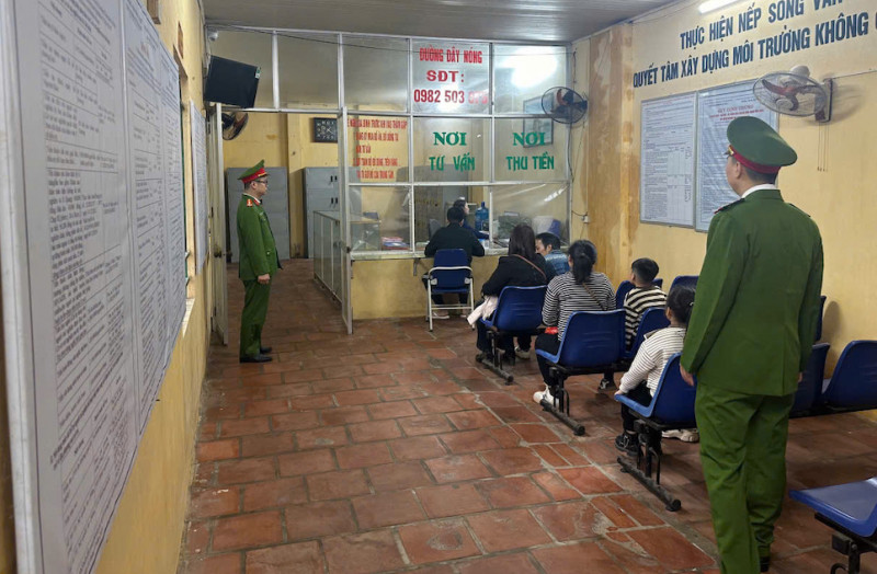 Cán bộ Phòng CSĐT tội phạm về ma tuý Công an TP Hà Nội hướng dẫn người thân các học viên làm thủ tục tại Cơ sở cai nghiện ma tuý số 1 Cán bộ Phòng CSĐT tội phạm về ma tuý Công an TP Hà Nội hướng dẫn người thân các học viên làm thủ tục tại Cơ sở cai nghiện ma tuý số 1