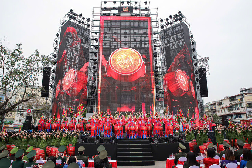 Trình diễn lễ hội áo dài phụ nữ Công an nhân dân