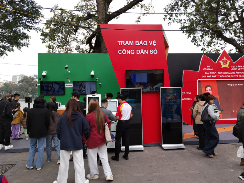 Đông đảo người dân trải nghiệm tiện ích do Cục Cảnh sát QLHC về TTXH triển khai tại sự kiện