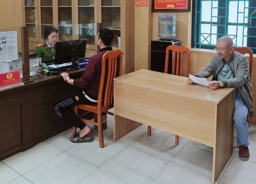 Công an phường Phú Thượng giải quyết thủ tục hành chính cho người dân Công an phường Phú Thượng giải quyết thủ tục hành chính cho người dân