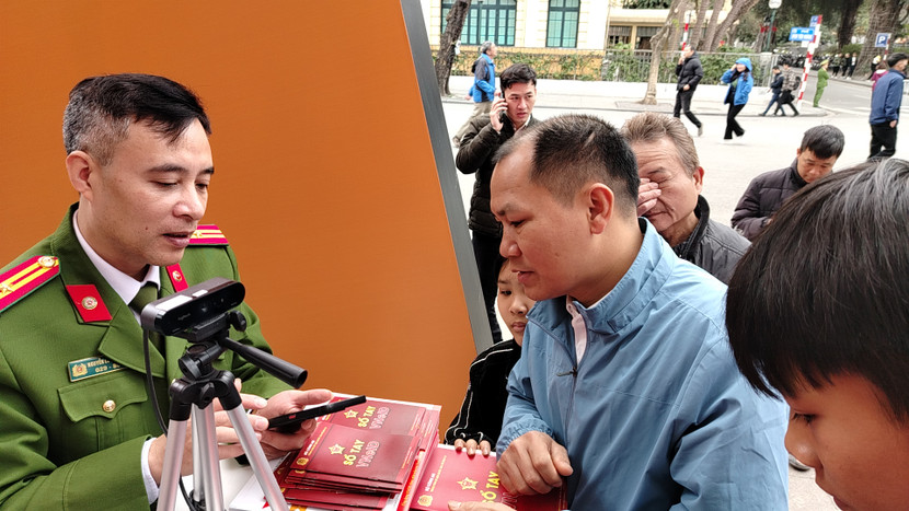 Người dân được trải nghiệm, hỗ trợ các dịch vụ hành chính công trên ứng dụng điện tử