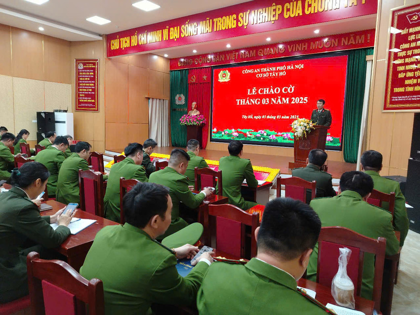 Thượng tá Lê Hồng Hải, Phó Trưởng phòng Tham mưu - Công an thành phố Hà Nội phát biểu tại buổi giao ban của Cơ sở Tây Hồ Thượng tá Lê Hồng Hải, Phó Trưởng phòng Tham mưu - Công an thành phố Hà Nội phát biểu tại buổi giao ban của Cơ sở Tây Hồ