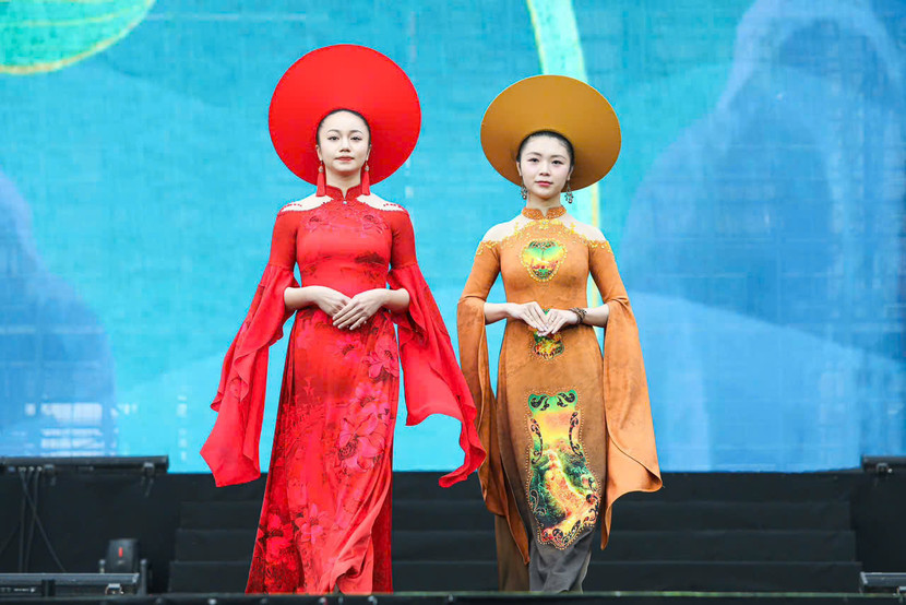 Màn trình diễn áo dài đặc sắc do phụ nữ Công an nhân dân thực hiện