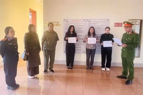 Cơ quan CSĐT thực hiện lệnh bắt bị can để tạm giam 3 đối tượng