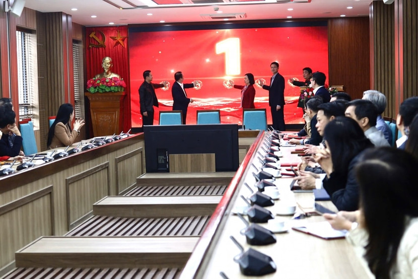 Thực hiện nghi thức phát động Cuộc thi chính luận bảo vệ nền tảng tư tưởng của Đảng