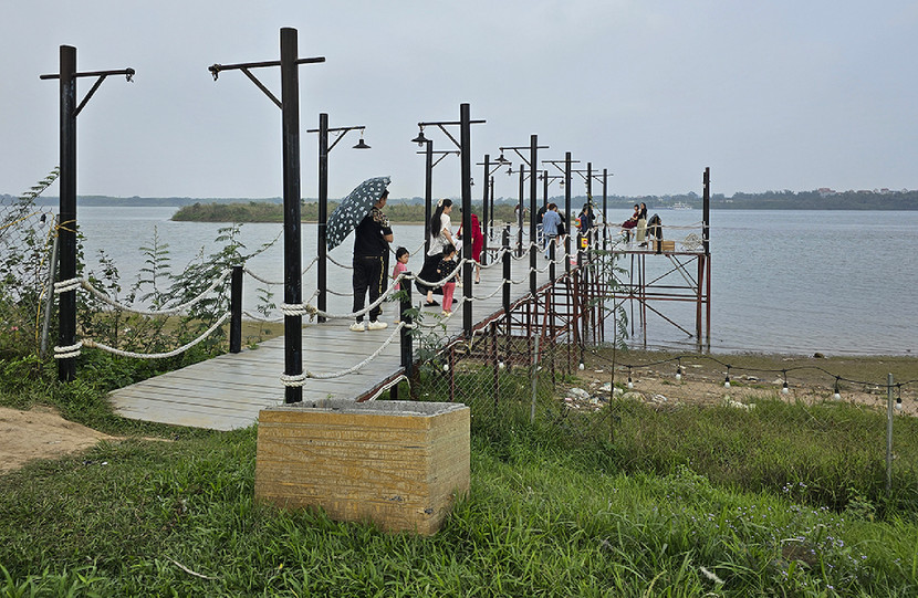 Điểm du lịch Bãi Đá Sông Hồng thuộc phường Nhật Tân