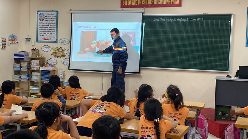 Cảnh sát PCCC và CNCH trình chiếu hướng dẫn học sinh các biện pháp an toàn khi thoát nạn trong sự cố hoả hoạn