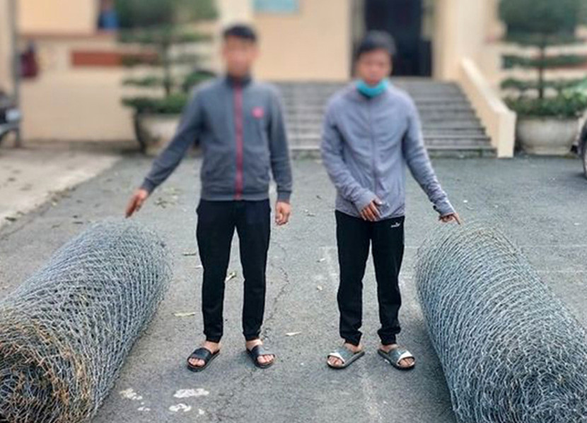 Hai đối tượng và tang vật vụ án Hai đối tượng và tang vật vụ án