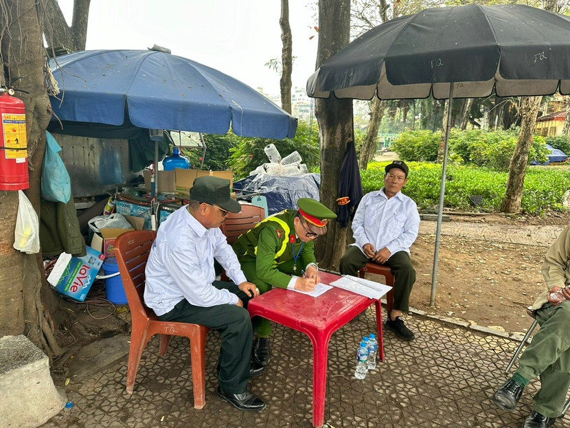 Công an phường Yên Phụ đã tổ chức ký cam kết thực hiện quy định trông giữ phương tiện tại chùa Trấn Quốc