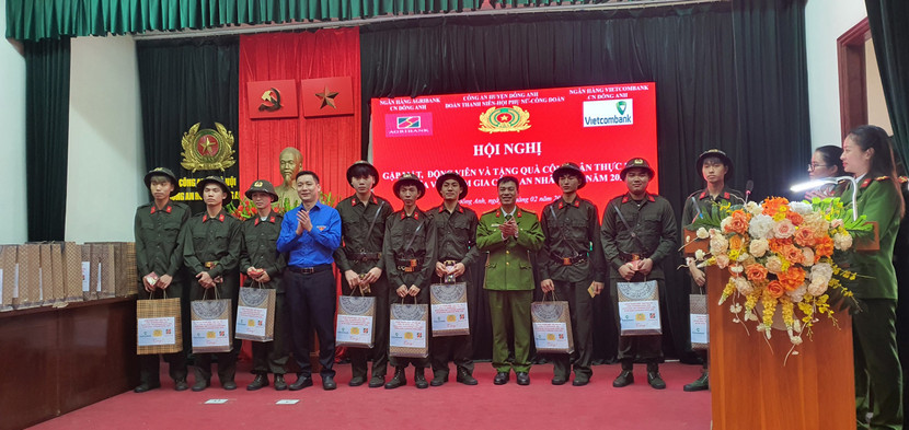 Thượng tá Nguyễn Quang An, Phó trưởng CAH Đông Anh trao quà chúc mừng các công dân thực hiện nghĩa vụ tham gia Công an nhân dân năm 2024 Thượng tá Nguyễn Quang An, Phó trưởng CAH Đông Anh trao quà chúc mừng các công dân thực hiện nghĩa vụ tham gia Công an nhân dân năm 2024
