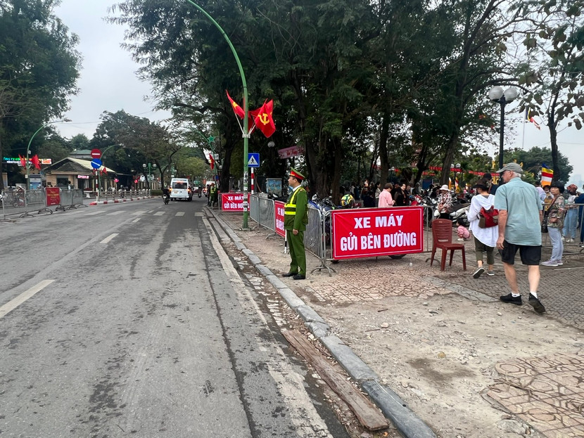 Để tạo thuận lợi cho người dân du xuân đầu năm, lực lượng chức năng đã bố trí điểm trông giữ phương tiện hợp lý, nhằm hạn chế việc ùn ứ giao thông theo dọc tuyến đường Thanh Niên