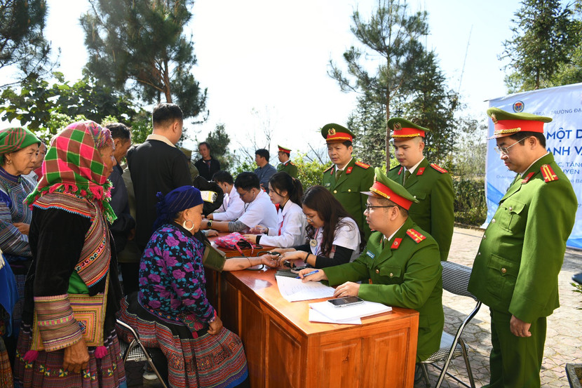Lực lượng Cảnh sát ĐTTP về ma tuý -Bộ Công an phối hợp với Trường ĐH Y Hà Nội khám bệnh cho người dân Lực lượng Cảnh sát ĐTTP về ma tuý -Bộ Công an phối hợp với Trường ĐH Y Hà Nội khám bệnh cho người dân