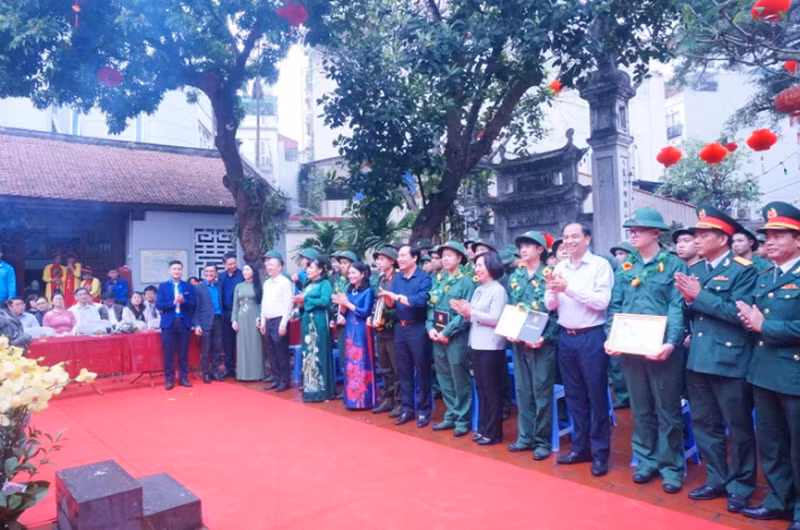 Lãnh đạo Quận ủy và UBND quận Tây Hồ chúc mừng các thanh niên chuẩn bị lên đường nhập ngũ và thực hiện nghĩa vụ Công an nhân dân năm 2024