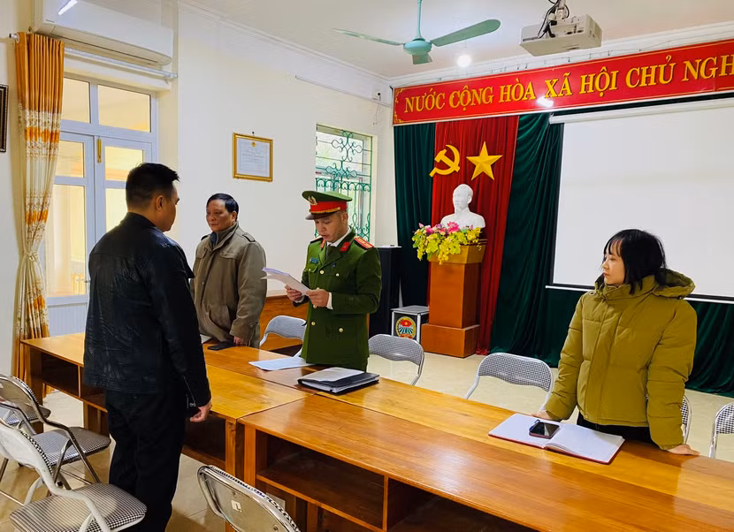 Cơ quan CSĐT Công an tỉnh Bắc Kạn tống đạt quyết định khởi tố bị can, lệnh cấm đi khỏi nơi cư trú đối với Lý Ngọc Thành