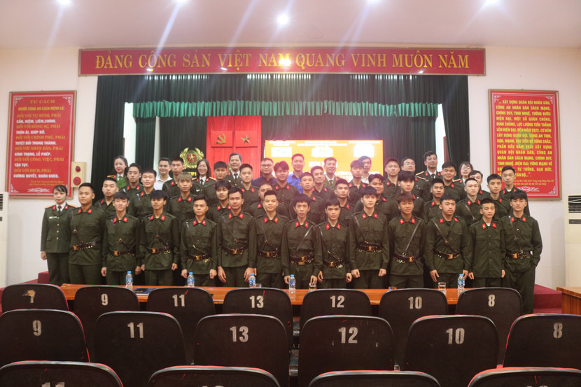 Các công dân hồ hởi tham gia thực hiện nghĩa vụ trong lực lượng Công an nhân dân năm 2024 Các công dân hồ hởi tham gia thực hiện nghĩa vụ trong lực lượng Công an nhân dân năm 2024