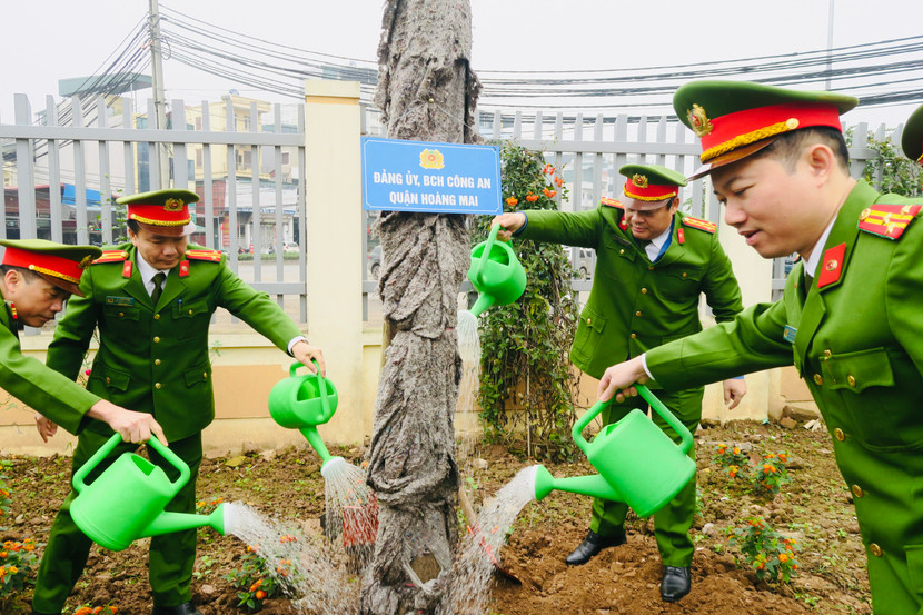 Đảng ủy, BCH - CAQ Hoàng Mai hưởng ứng Lễ phát động “Tết trồng cây đời đời nhớ ơn Bác Hồ” Đảng ủy, BCH - CAQ Hoàng Mai hưởng ứng Lễ phát động “Tết trồng cây đời đời nhớ ơn Bác Hồ”