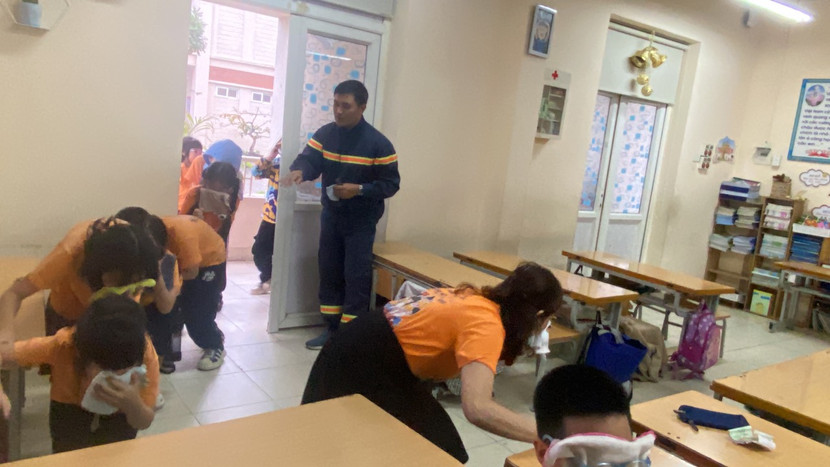 Công an quận Bắc Từ Liêm, Hà Nội phối hợp với Ban Giám hiệu trường Tiểu học Thụy Phương tổ chức tuyên truyền, thực hành công tác PCCC cho giáo viên và các em học sinh của nhà trường