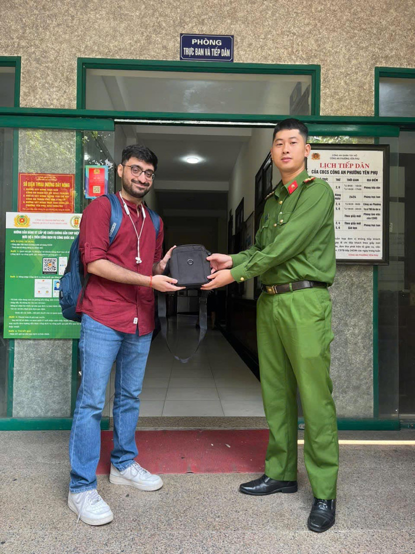 Anh AKSHAT SINGH PORAS vui mừng nhận lại tài sản