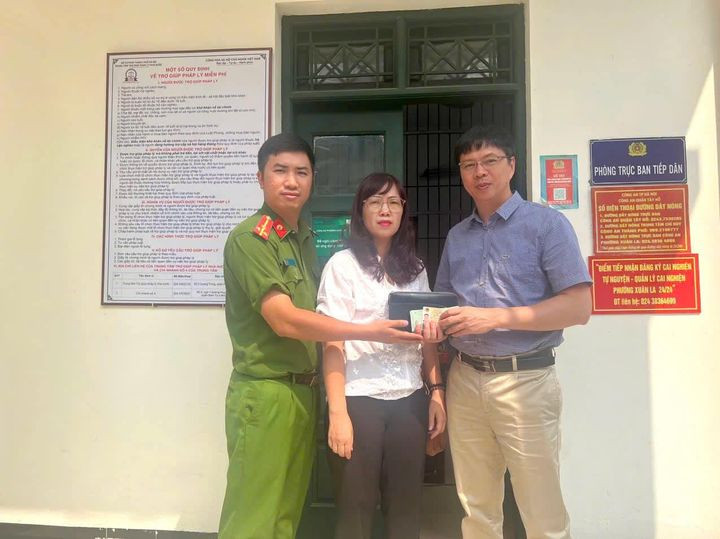 CAP Xuân La và chị Hạnh cùng trao trả tài sản cho chủ nhân đánh rơi