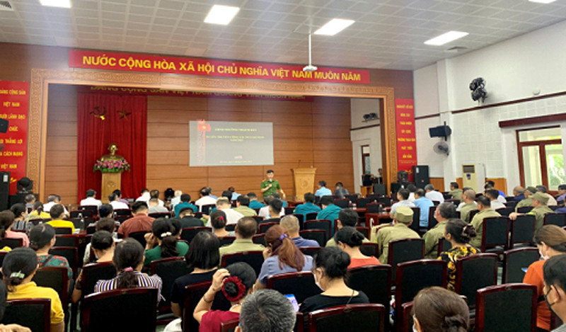 Cảnh sát PCCC và CNCH trang bị kiến thức pháp luật về PCCC cho các học viên