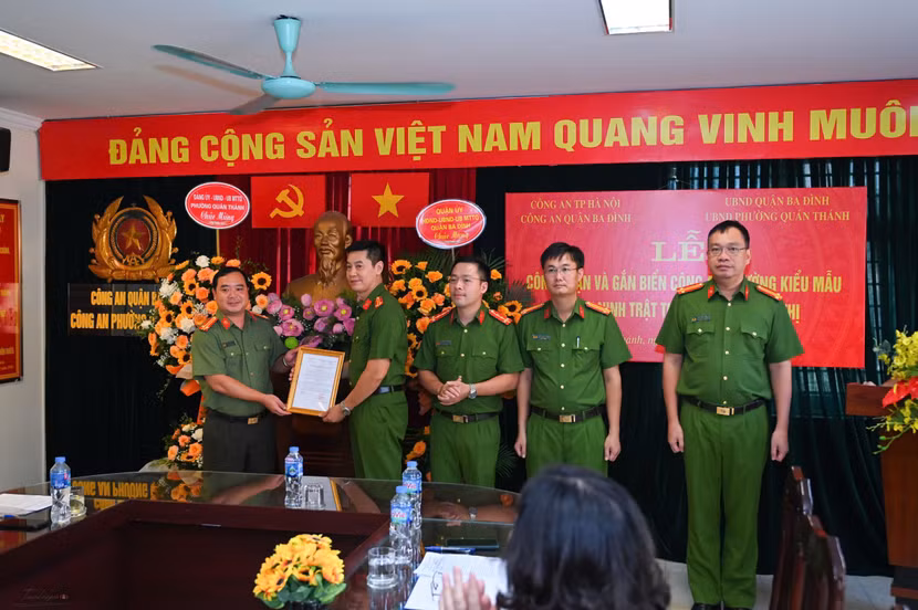 Trung tá Phạm Trung Tuyến, Phó Trưởng Công an quận Ba Đình trao quyết định CAP Quán Thánh “Công an phường điển hình, kiểu mẫu về an ninh - trật tự và văn minh đô thị”