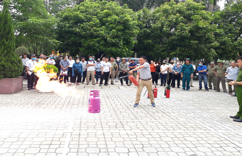 Các học viên thực hành sử dụng phương tiện PCCC an toàn khi có hỏa hoạn